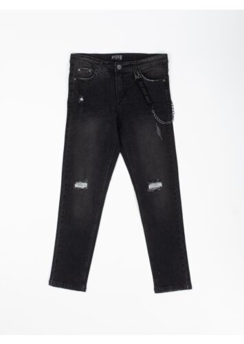 מכנס ג'ינס עם קרעים ושרשרת